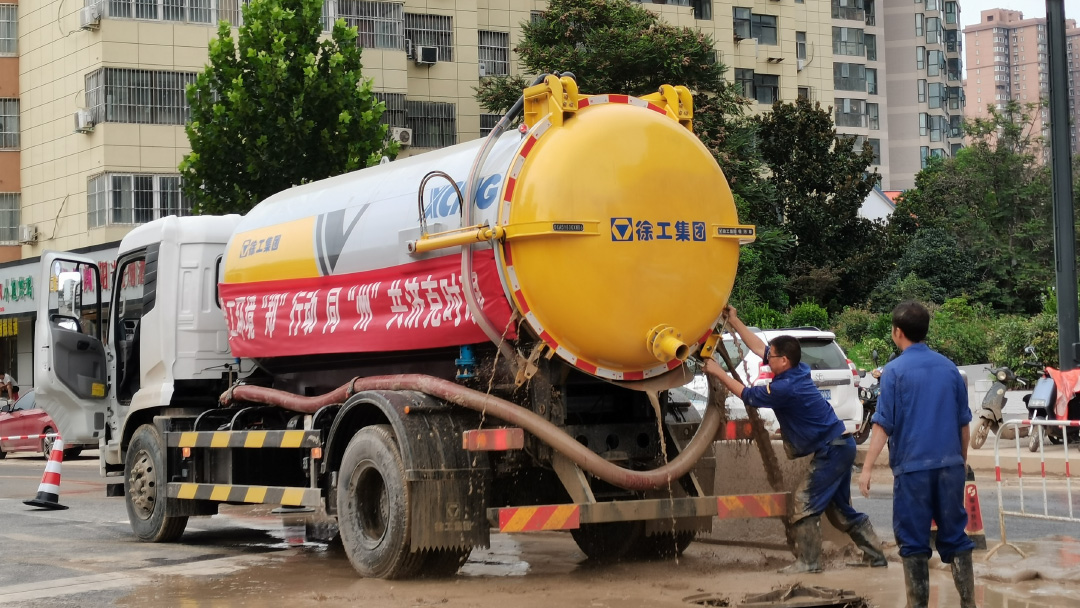 凯时尊龙官网网址吸污车驰援郑州特大暴雨